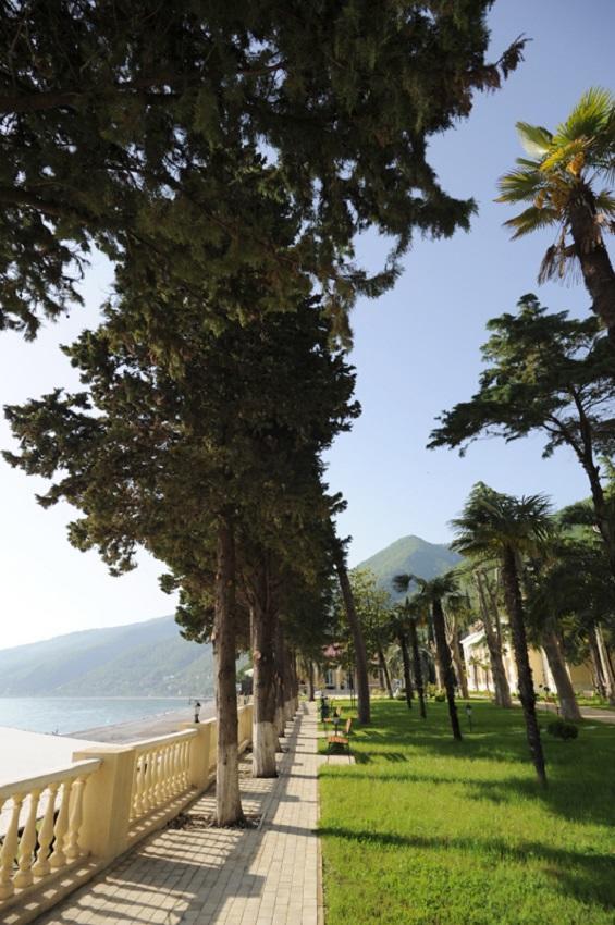 Lazurniy Bereg Hotel Gagra Exterior photo