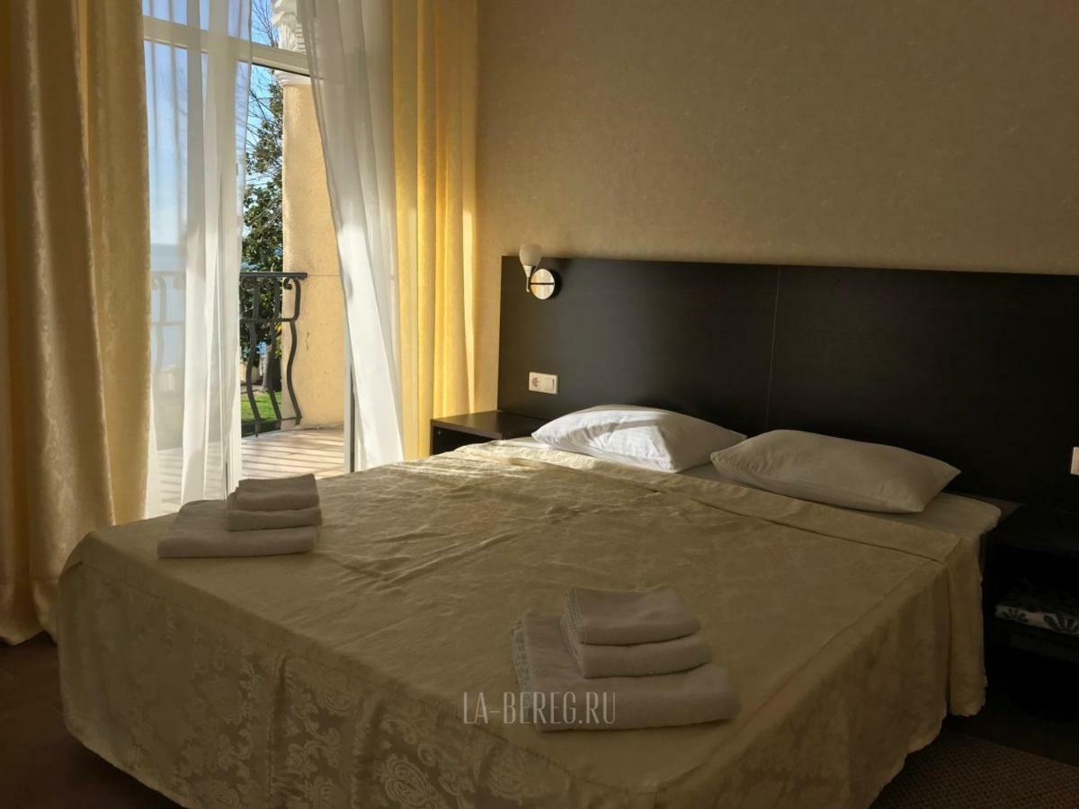Lazurniy Bereg Hotel Gagra Exterior photo